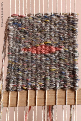 El mini tapiz acabado de tejer