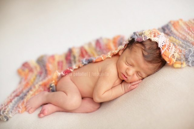 El foulard Amigunuri sobre un recién nacido fotografiado por Victòria Peñafiel
