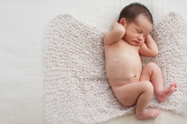 Mauro newborn. Peluix Wrap. Newborn Amigunuri. Foto de Victòria Peñafiel.