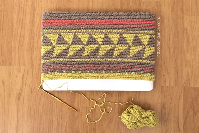 Crocheting Shisu Notebook sleeve Amigunuri