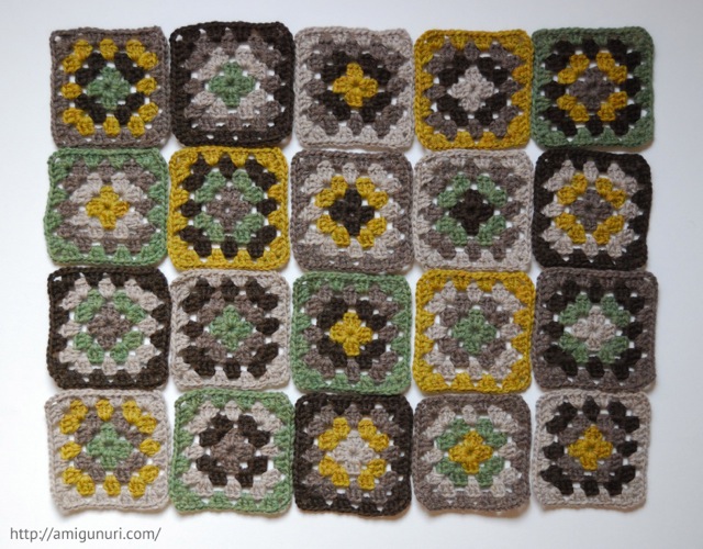 Combinación de colores en los cuadrados de lana tejidos a ganchillo