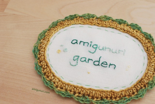 Broche 'Amigunuri garden', bordado y tejido por Amigunuri.